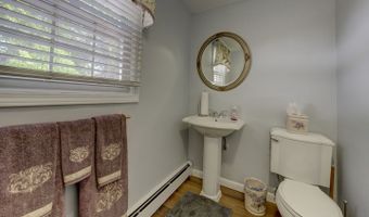 4 Lee Cir, Bloomfield, CT 06002