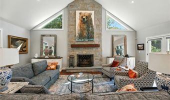 25 Rock Way, East Greenwich, RI 02818