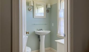 9 South Dr, Middletown, RI 02842