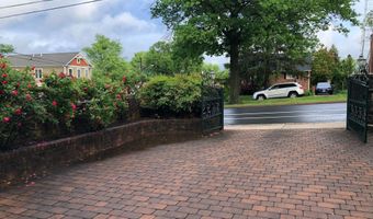 2138 PATRICK HENRY Dr, Arlington, VA 22205