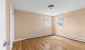 21 Reardon Dr, Middletown, RI 02842