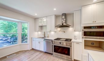 8 CARRIAGE HOUSE Cir, Alexandria, VA 22304