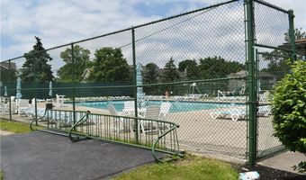10 Southcreek Ct B, Amherst, NY 14051