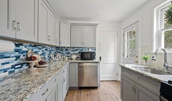 125 Eighth St, Belford, NJ 07718