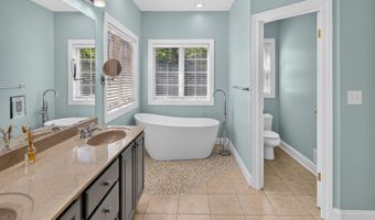 5 Normandy Sq, Guilderland, NY 12009