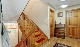8 New London Dr, Barnstead, NH 03225
