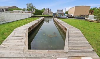 34 Meadow Ln, Amityville, NY 11701