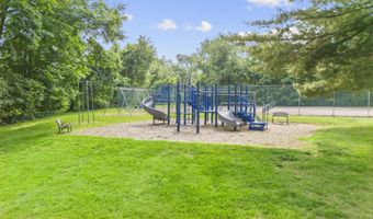 32 Glenview Dr 32, Cromwell, CT 06416