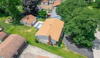 409 Maplewood Dr, Antioch, IL 60002