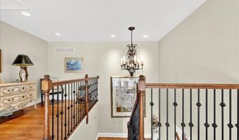 295 Meadowbrook Country Club Est, Ballwin, MO 63011