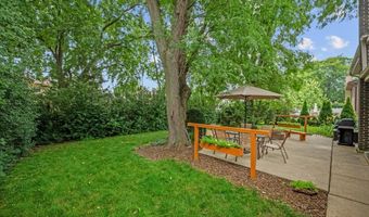 2631 N Stuart Dr, Arlington Heights, IL 60004
