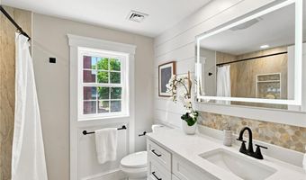 40 Congregational St, Bristol, RI 02809