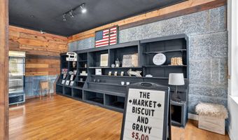 33 W Olive St, Aurora, MO 65605
