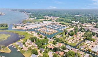429 Edgewater Dr, Algonac, MI 48001