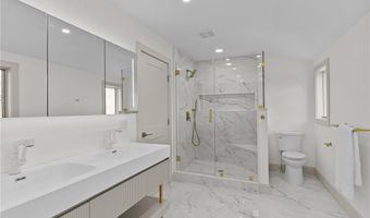 8 J H Dwyer Dr, Middletown, RI 02842