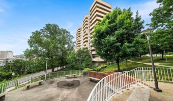 1101 S ARLINGTON RIDGE Rd 212, Arlington, VA 22202