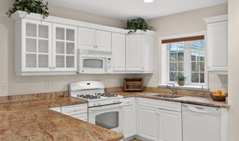 5 Blue Meadow Ct 5, Bourne, MA 02532