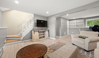 7 Tamarack Dr, Clinton, CT 06413