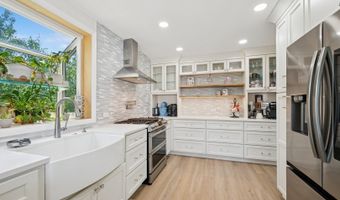 202 W Tanglewood Dr, Arlington Heights, IL 60004