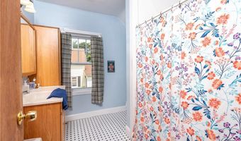 48 Central St, Warwick, RI 02886