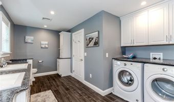 21 Crestwood Rd, Warwick, RI 02886