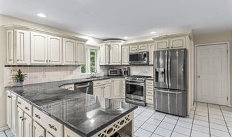 4 Quail Run Dr, Danbury, CT 06811