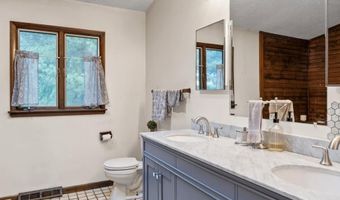 7 Hawthorn Cir, Albany, NY 12203
