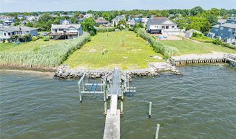 32 Unqua Pl, Amityville, NY 11701
