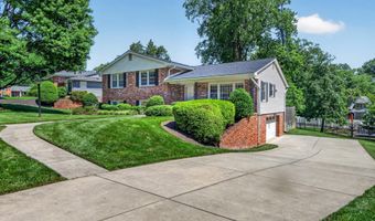 8024 GARLOT Dr, Annandale, VA 22003