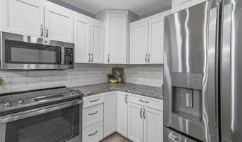 1872 Ridgeview Circle Dr, Ballwin, MO 63021