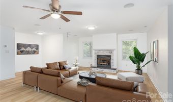 602 Hidden Springs Dr, Asheville, NC 28804