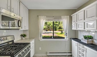 132 Point Of Woods Dr, Albany, NY 12203