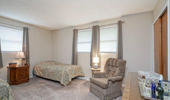 215 E LAKE Dr, Audubon, NJ 08106