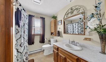 22 Connecticut Ave, Middletown, RI 02842