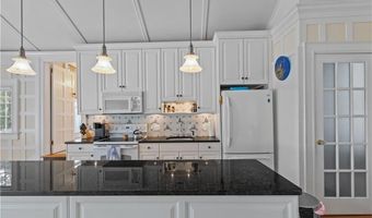 44 Bliss Mine Rd 4, Middletown, RI 02842