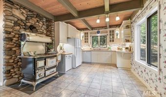 9734 Moore Dr, Cascade, ID 83611