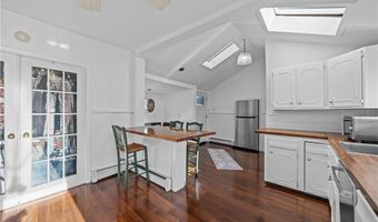 16 Courtway St, Narragansett, RI 02882