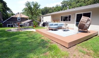 872 Village Brook Ct, Ballwin, MO 63021
