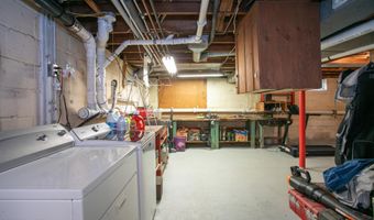 75 Lakeview Dr, Allentown, NJ 08501