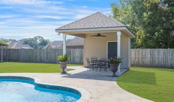 8921 Oak Creek Ln, Abbeville, LA 70510