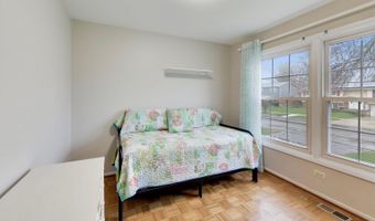 2819 N Kennicott Ave, Arlington Heights, IL 60004