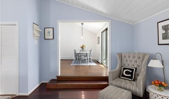 8 SCHOOL HOUSE Rd, Narragansett, RI 02882
