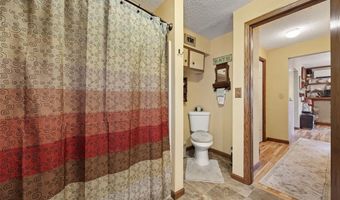 701 E 1st St, Anamosa, IA 52205
