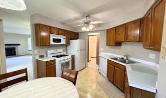 1111 Saint Andrews Ct, Algonquin, IL 60102