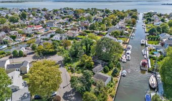 7 Swartout Pl, Amityville, NY 11701