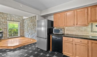 404 Applestone Dr, Ballwin, MO 63021