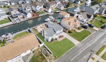 15 Hayes Rd, Amity Harbor, NY 11701