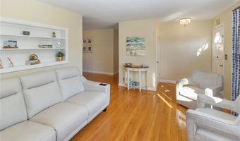 17 Wood Rd, Middletown, RI 02842