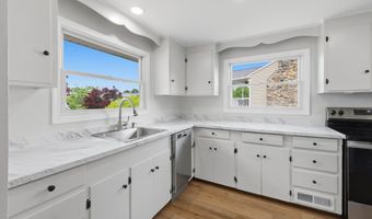 5 Lilac Ln, Brookfield, CT 06804