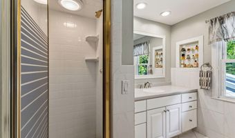 17 Northgate Dr, Albany, NY 12203